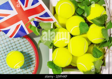 Balles de tennis , drapeau de la Grande-Bretagne et raquette de tennis Banque D'Images