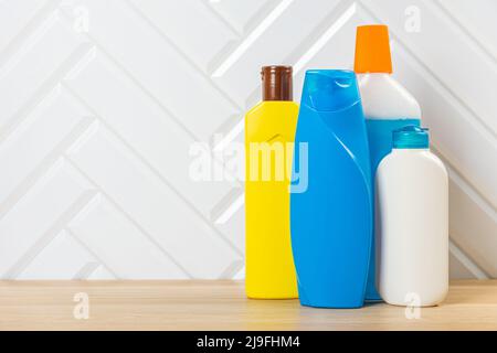 Bouteilles de nettoyage pour différentes surfaces dans la cuisine, la salle de bains et d'autres chambres. Nettoyage régulier du printemps. Mettez en place les produits de nettoyage pour la maison Banque D'Images