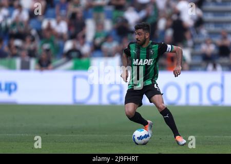 Reggio Emilia, Italie. 22nd mai 2022. Francesco Magnanelli de nous Sassuolo contrôle le ballon pendant la série Un match entre nous Sassuolo et AC Milan au stade Mapei le 22 mai 2022 à Reggio Emilia, Italie. Credit: Marco Canoniero / Alamy Live News Banque D'Images