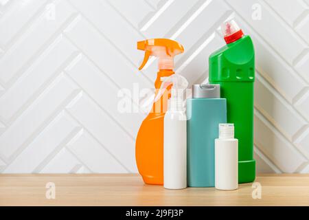 Bouteilles de nettoyage pour différentes surfaces dans la cuisine, la salle de bains et d'autres chambres. Nettoyage régulier du printemps. Mettez en place les produits de nettoyage pour la maison Banque D'Images