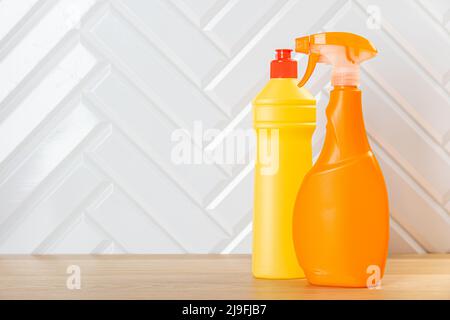 Bouteilles de nettoyage pour différentes surfaces dans la cuisine, la salle de bains et les autres chambres. Gros plan. Vue sur le dessus. Large bannière. Emplacement vide pour le texte ou le logo. Banque D'Images