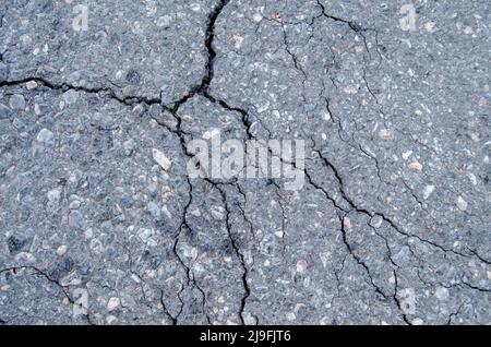 Texture d'arrière-plan de la fissure d'asphalte. Fissures fines naturelles dans le béton pour masquer ou manipuler l'image, gros plan, toile de fond Banque D'Images