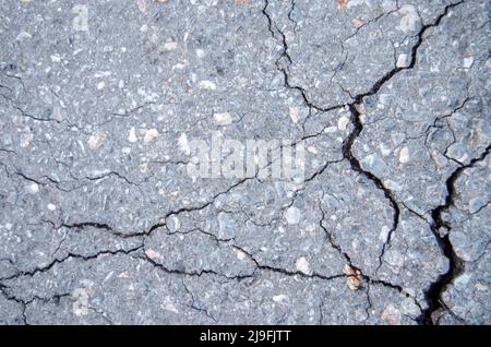 Texture d'arrière-plan de la fissure d'asphalte. Fissures fines naturelles dans le béton pour masquer ou manipuler l'image, gros plan, toile de fond Banque D'Images