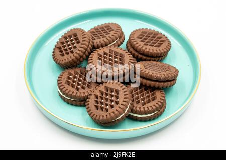 Biscuits au cacao avec garniture crème sur fond blanc. Gros plan Banque D'Images