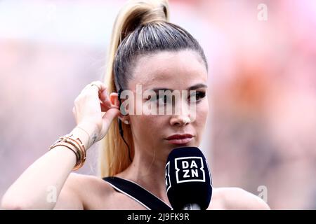 Reggio Emilia, Italie. 22nd mai 2022. Diletta Leotta, joualiste de DAZN Italia, regarde pendant la série Un match entre nous Sassuolo et AC Milan au stade Mapei le 22 mai 2022 à Reggio Emilia, Italie. Credit: Marco Canoniero / Alamy Live News Banque D'Images