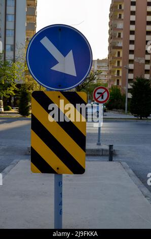 Plusieurs panneaux de signalisation en Turquie, direction à sens unique, pension supplémentaire de refuge, interdit de tourner à gauche Banque D'Images