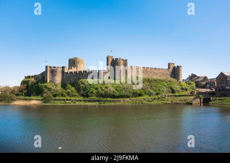 Château de Pembroke, vue en été des murs sud-ouest du château de Pembroke à Pembroke, Pembrokeshire, pays de Galles, Royaume-Uni Banque D'Images