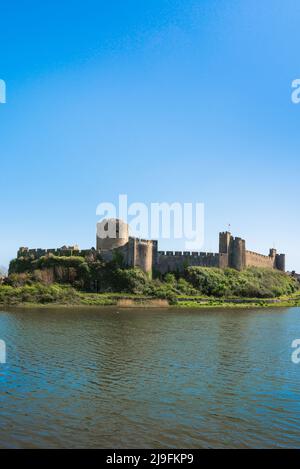 Château de Pembroke, vue en été des murs sud-ouest du château de Pembroke à Pembroke, Pembrokeshire, pays de Galles, Royaume-Uni Banque D'Images