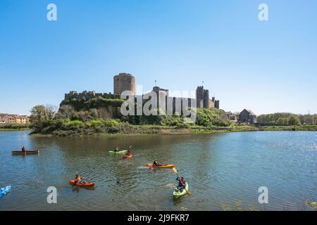 Château de Pembroke, vue en été du mur ouest du château de Pembroke à Pembroke, Pembrokeshire, pays de Galles, Royaume-Uni Banque D'Images