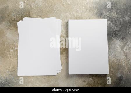 pile de feuilles de cartes de visite blanches a4 piles sur la table de coulis. Banque D'Images