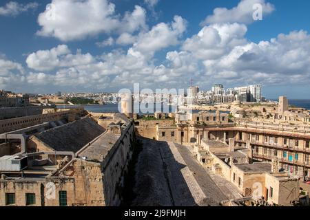 Silema vu du toit de fort St. Elmo, Valletta, Malte. Banque D'Images