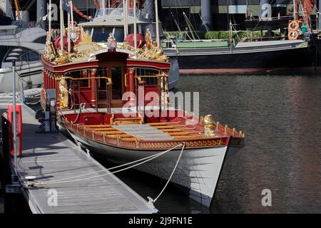 Gloriana Queen Elizabeth II Rowbarge Diamond Jubilee St Katharines Docks Tower de Londres Banque D'Images