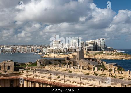 Silema vu du toit de fort St. Elmo, Valletta, Malte. Banque D'Images