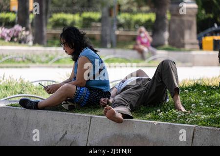 Barcelone, Espagne. 22nd mai 2022. Deux personnes sont vues dans une zone publique du centre-ville à l'ombre se protégeant des températures élevées Barcelone a atteint un record historique de température pour le mois de mai. Les thermomètres ont touché 30 degrés Celsius, ce qui a encouragé les résidents et les touristes à se protéger du soleil ou à aller à la plage pour se rafraîchir. (Photo par Paco Freire/SOPA Images/Sipa USA) crédit: SIPA USA/Alay Live News Banque D'Images