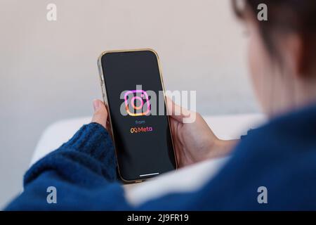 CHIANG MAI, THAÏLANDE - 23 MAI 2022: Une femme tenant la main iphone avec écran de page de recherche de l'application instagram. Instagram est le plus grand et le plus grand Banque D'Images