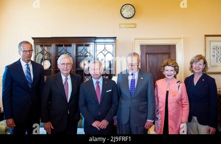 Le roi Abdallah II de Jordanie, troisième à partir de la gauche, rencontre le sénateur américain John Thune (républicain du Dakota du Sud), à gauche, le chef de la minorité au Sénat des États-Unis Mitch McConnell (républicain du Kentucky), deuxième à partir de la gauche, le chef de la majorité au Sénat des États-Unis Chuck Schumer (démocrate de New York), troisième à partir de la droite, Le sénateur américain Debbie Stabenow (démocrate du Michigan), deuxième de droite, et le sénateur américain Tammy Baldwin (démocrate du Wisconsin), à droite, le Capitole des États-Unis à Washington, DC, le mardi 10 mai 2022. Crédit : Rod Lamkey/CNP Banque D'Images