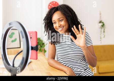 Jeune influenceur femme créant de nouveaux contenus pour les médias sociaux avec le téléphone mobile Banque D'Images