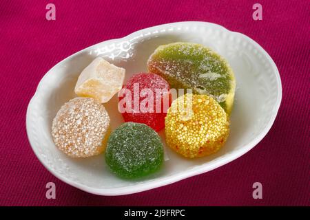 Vue rapprochée des bonbons en gelée sucrée multicolores sur un bol. Banque D'Images