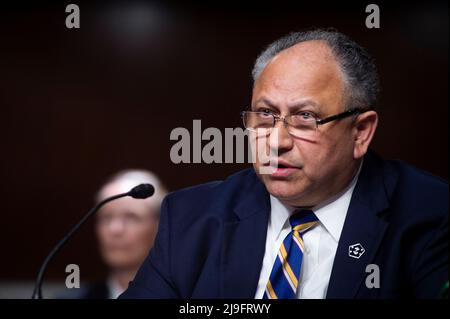 Le secrétaire de la Marine Carlos Del Toro présente sa déclaration liminaire lors d'une audience du Comité sénatorial des services armés pour examiner la position du ministère de la Marine à l'égard de la demande d'autorisation de défense pour l'exercice 2023 et les années à venir Programme de défense, Dans l'édifice Dirksen du bureau du Sénat à Washington, DC, le jeudi 12 mai 2022. Crédit: Rod Lamkey / CNP Banque D'Images