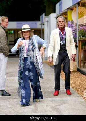 Sinead Cusack (à gauche) et Jeremy Irons pendant le jour de la presse du RHS Chelsea Flower Show, au Royal Hospital Chelsea, Londres. Date de la photo: Lundi 23 mai 2022. Banque D'Images