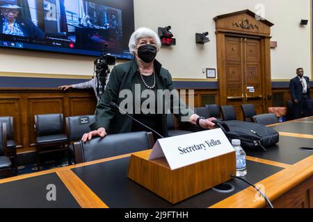 La secrétaire au Trésor Janet Yellen arrive à une audience du Comité des services financiers de la Chambre pour témoigner sur le rapport annuel du Conseil de surveillance de la stabilité financière, le jeudi 12 2022 mai, à Capitol Hill, à Washington. Crédit: Graeme Jennings/Pool via CNP Banque D'Images