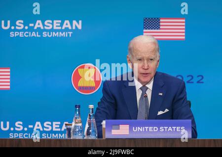 Le président des États-Unis Joe Biden fait des remarques lorsqu'il assiste au Sommet spécial États-Unis-ASEAN pour commémorer 45 ans de relations entre les États-Unis et l'ANASE et renforcer le rôle central ASEANs regions dans la fourniture de solutions durables aux défis les plus urgents du département d'État, le bâtiment Harry S. Truman à Washington, DC le 13 mai 2022. Crédit: Oliver Contreras/Pool via CNP Banque D'Images