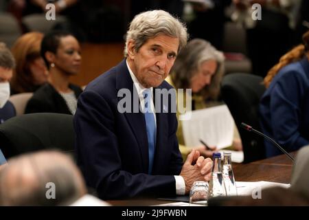 Washington, DC. 13th mai 2022. John Kerry, envoyé présidentiel spécial des États-Unis pour le climat, assiste à une séance plénière du Sommet États-Unis-ASEAN au Département d'État à Washington le 13 mai 2022 à Washington, DC. Credit: Yuri Gripas/Pool via CNP/dpa/Alay Live News Banque D'Images