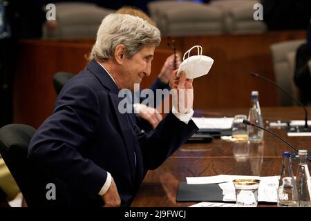 Washington, DC. 13th mai 2022. John Kerry, envoyé présidentiel spécial des États-Unis pour le climat, assiste à une séance plénière du Sommet États-Unis-ASEAN au Département d'État à Washington le 13 mai 2022 à Washington, DC. Credit: Yuri Gripas/Pool via CNP/dpa/Alay Live News Banque D'Images