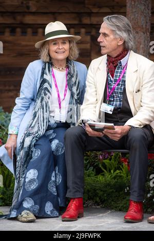 Londres, Royaume-Uni. 23 mai 2022. Jeremy Irons et Sinéad Cusack pendant le jour de presse du RHS Chelsea Flower Show, au Royal Hospital Chelsea, Londres. Date de la photo: Lundi 23 mai 2022. Le crédit photo devrait se lire: Matt Crossick/Empics/Alamy Live News Banque D'Images