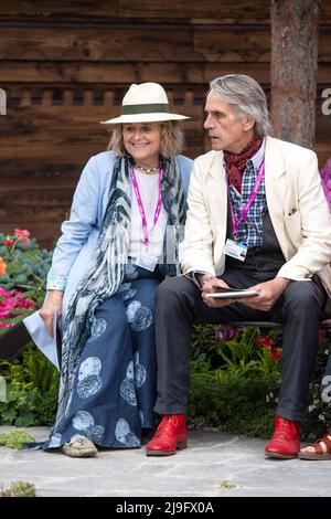 Londres, Royaume-Uni. 23 mai 2022. Jeremy Irons et Sinéad Cusack pendant le jour de presse du RHS Chelsea Flower Show, au Royal Hospital Chelsea, Londres. Date de la photo: Lundi 23 mai 2022. Le crédit photo devrait se lire: Matt Crossick/Empics/Alamy Live News Banque D'Images