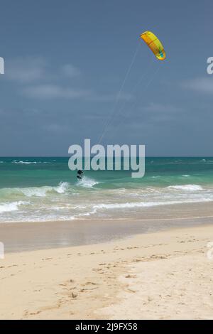 Un kitesurf Kite Surfer à Kite Beach, Santa Maria, Sal Island, Cap-Vert, Cabo Verde, Afrique Banque D'Images