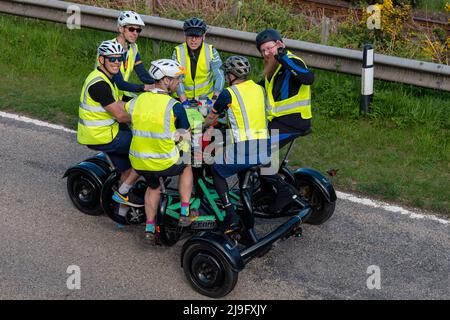 A9 route entre John O Groats et Brora, Highlands and Islands, Royaume-Uni. 22nd mai 2022. Voici une photo de 14 Riders visant à pédaler les 1k miles de John O Groats à Lands End sur un vélo de conférence de 7 sièges en 7 jours afin de recueillir des fonds pour cyclistsfc.org.uk/magnificent7 cycliste de lutte contre le cancer. Credit: JASPERIMAGE / Alamy Live News Banque D'Images