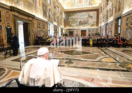 Vatican, Vatican. 23rd mai 2022. Italie, Rome, Vatican, 22/05/23.le Pape François reçoit des volontaires du Service national de la Défense civile en audience au Vatican . Photographie par les médias du Vatican/presse catholique photo. LIMITÉ À L'USAGE ÉDITORIAL - PAS DE MARKETING - PAS DE CAMPAGNES PUBLICITAIRES crédit: Agence de photo indépendante/Alamy Live News Banque D'Images