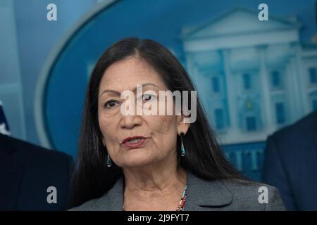 Washington, Vereinigte Staaten. 16th mai 2022. Debra Haaland, secrétaire américaine de l'intérieur, s'exprime lors d'une séance d'information à la Maison Blanche à Washington, DC, le 16 mai 2022. Credit: Chris Kleponis/CNP/dpa/Alay Live News Banque D'Images