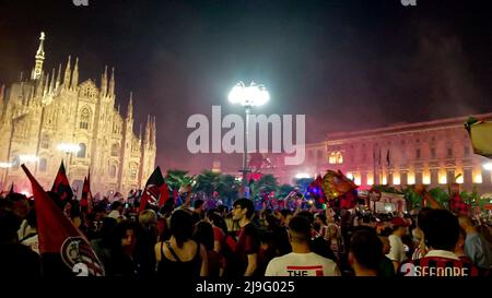 Milao, Italie, États-Unis. 23rd mai 2022. (INT) Championnat italien de football. 22 mai 2022, Milan, Italie: Après 11 ans (saison 2010-11), Milan triomphe à nouveau en Italie. Après la deuxième place la saison dernière, l'équipe de Pioli réussit à remporter le concours d'Inter et a remporté le titre 19th dans son histoire. De 1901 à 2022. Sassuolo battu par 3-0. La Piazza Duomo était bourrée de supporters de près de 30 mille personnes. Credit: Josi Donelli/Thenews2 (Credit image: © Josi Donelli/TheNEWS2 via ZUMA Press Wire) Banque D'Images