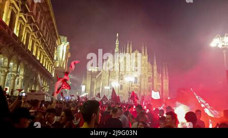 Milao, Italie, États-Unis. 23rd mai 2022. (INT) Championnat italien de football. 22 mai 2022, Milan, Italie: Après 11 ans (saison 2010-11), Milan triomphe à nouveau en Italie. Après la deuxième place la saison dernière, l'équipe de Pioli réussit à remporter le concours d'Inter et a remporté le titre 19th dans son histoire. De 1901 à 2022. Sassuolo battu par 3-0. La Piazza Duomo était bourrée de supporters de près de 30 mille personnes. Credit: Josi Donelli/Thenews2 (Credit image: © Josi Donelli/TheNEWS2 via ZUMA Press Wire) Banque D'Images