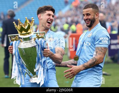 Manchester, Royaume-Uni. 22nd mai 2022. John Stones et Kyle Walker de Manchester City célèbrent la victoire du trophée Premier League après le match de la Premier League au Etihad Stadium de Manchester. Crédit photo à lire : Darren Staples/Sportimage crédit : Sportimage/Alay Live News Banque D'Images