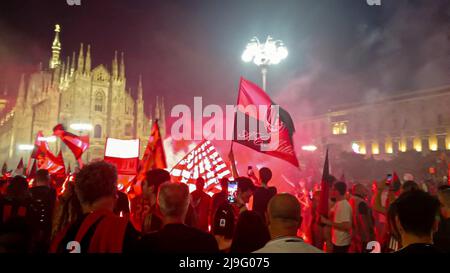 23 mai 2022, MILAO, ITALIA, USA: (INT) Championnat italien de football. 22 mai 2022, Milan, Italie: Après 11 ans (saison 2010-11), Milan triomphe à nouveau en Italie. Après la deuxième place la saison dernière, l'équipe de Pioli réussit à remporter le concours d'Inter et a remporté le titre 19th dans son histoire. De 1901 à 2022. Sassuolo battu par 3-0. La Piazza Duomo était bourrée de supporters de près de 30 mille personnes. .Credit: Josi Donelli/Thenews2 (Credit image: © Josi Donelli/TheNEWS2 via ZUMA Press Wire) Banque D'Images