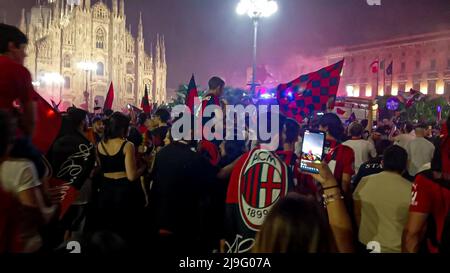 23 mai 2022, MILAO, ITALIA, USA: (INT) Championnat italien de football. 22 mai 2022, Milan, Italie: Après 11 ans (saison 2010-11), Milan triomphe à nouveau en Italie. Après la deuxième place la saison dernière, l'équipe de Pioli réussit à remporter le concours d'Inter et a remporté le titre 19th dans son histoire. De 1901 à 2022. Sassuolo battu par 3-0. La Piazza Duomo était bourrée de supporters de près de 30 mille personnes. .Credit: Josi Donelli/Thenews2 (Credit image: © Josi Donelli/TheNEWS2 via ZUMA Press Wire) Banque D'Images