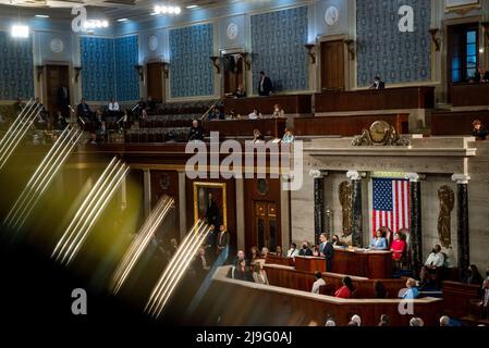 Washington, Vereinigte Staaten. 17th mai 2022. Le Premier ministre de la République hellénique Kyriakos Mitsotakis, prend la parole lors d'une réunion conjointe du Congrès au Capitole des États-Unis à Washington, DC, le mardi 17 mai 2022. Credit: Rod Lamkey/CNP/dpa/Alay Live News Banque D'Images