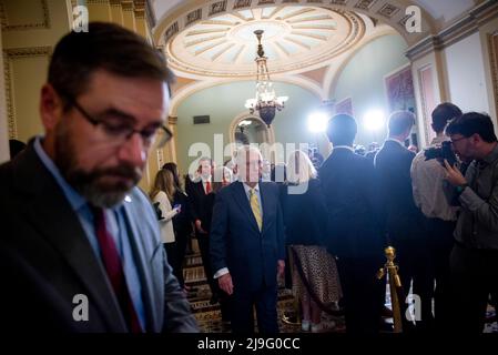 Washington, Vereinigte Staaten. 17th mai 2022. Mitch McConnell, chef de la minorité au Sénat des États-Unis (républicain du Kentucky), arrive à la conférence de presse du déjeuner politique du Sénat Republicanâs, au Capitole des États-Unis à Washington, DC, le mardi 17 mai 2022. Credit: Rod Lamkey/CNP/dpa/Alay Live News Banque D'Images