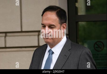 Washington, Vereinigte Staaten. 16th mai 2022. Michael Sussman, avocat lié aux démocrates, Qui est accusé pour avoir informé faussement un fonctionnaire de la F.B.I. qu'il ne s'était pas entretenu avec lui au nom d'un client, quitte après le premier jour de son procès au tribunal de district du district de Columbia des États-Unis le lundi 16 mai 2022. Crédit: Ron Sachs/CNP (RESTRICTION: PAS de journaux ou journaux New York ou New Jersey dans un rayon de 75 miles de New York) crédit: dpa/Alay Live News Banque D'Images
