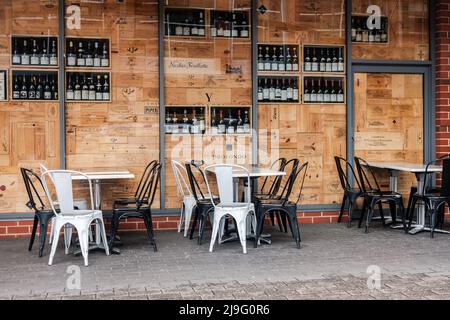 Adelaide City, Australie méridionale - 10 août 2019 : magasin de vins East End Cellars avec tables extérieures le jour d'une vue de Vardon Avenue le jour Banque D'Images