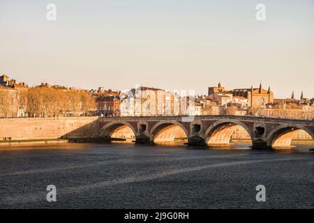 Le Pont neuf à Toulouse en été ensoleillé Banque D'Images