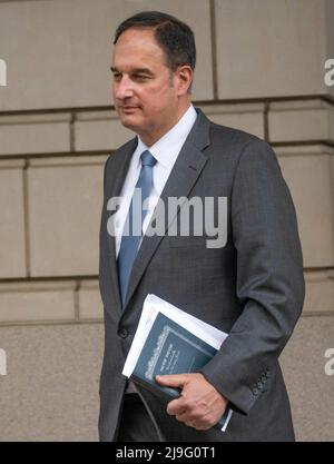 Washington, Vereinigte Staaten. 16th mai 2022. Michael Sussman, avocat lié aux démocrates, Qui est accusé pour avoir informé faussement un fonctionnaire de la F.B.I. qu'il ne s'était pas entretenu avec lui au nom d'un client, quitte après le premier jour de son procès au tribunal de district du district de Columbia des États-Unis le lundi 16 mai 2022. Crédit: Ron Sachs/CNP (RESTRICTION: PAS de journaux ou journaux New York ou New Jersey dans un rayon de 75 miles de New York) crédit: dpa/Alay Live News Banque D'Images