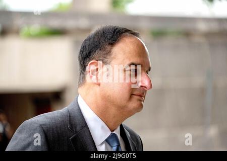 Washington, Vereinigte Staaten. 16th mai 2022. Michael Sussman, avocat lié aux démocrates, Qui est accusé, pour une accusation selon laquelle il a faussement informé un fonctionnaire de la F.B.I. qu'il ne s'était pas entretenu avec eux au nom d'un client, arrive pour son procès au tribunal de district des États-Unis pour le district de Columbia le lundi 16 mai 2022. Crédit: Ron Sachs/CNP (RESTRICTION: PAS de journaux ou journaux New York ou New Jersey dans un rayon de 75 miles de New York) crédit: dpa/Alay Live News Banque D'Images