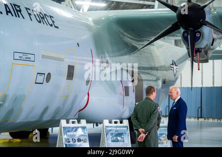 Camp Springs, Vereinigte Staaten. 18th mai 2022. LE président AMÉRICAIN Joe Biden discute avec les membres du service après-vente au cours d'une tournée avant de recevoir un briefing sur les efforts interagences pour se préparer aux ouragans cette saison et y réagir à la joint base Andrews, Maryland, États-Unis, le 18 mai 2022. Crédit : Shawn Thew/Pool via CNP/dpa/Alay Live News Banque D'Images