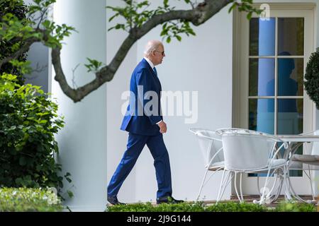 Washington, DC, États-Unis. 18th mai 2022. LE président AMÉRICAIN Joe Biden revient à la Maison Blanche depuis la base aérienne d'Andrews, où il a assisté à un exposé sur la préparation aux ouragans, à Washington, DC, États-Unis, le 18 mai 2022. Credit: Jim LoScalzo/Pool via CNP/dpa/Alay Live News Banque D'Images