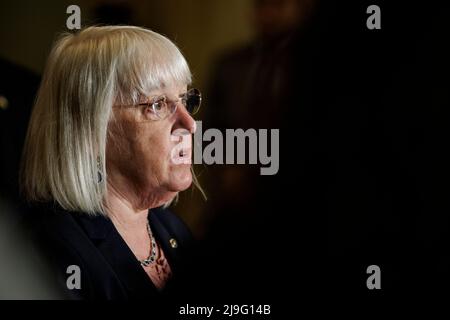 Washington, DC. 18th mai 2022. Le sénateur américain Patty Murray (démocrate de Washington) prend la parole lors d'une conférence de presse à la suite du déjeuner politique hebdomadaire du Sénat démocrate à Capitol Hill à Washington, DC, le 18 mai 2022. Credit: Samuel Corum/CNP/dpa/Alay Live News Banque D'Images