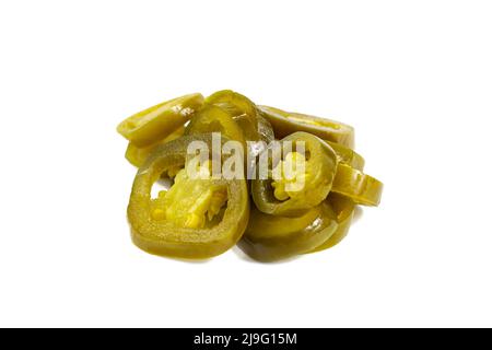 Tas de piment jalapeno mariné en tranches vert épicé isolé sur fond blanc. Banque D'Images